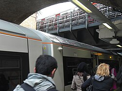 Подземный поезд над поездом надземного метро