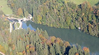 Luftaufnahme des Wichelsees mit dem Ausfluss der Sarner Aa