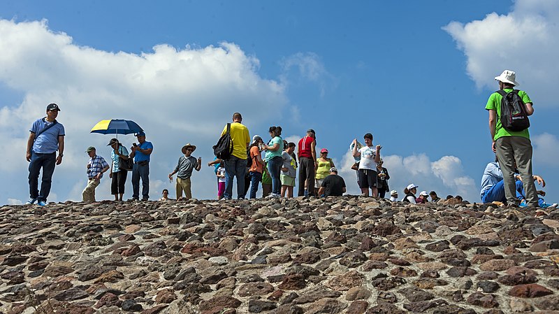 File:Wide view of tourists at top of Pyramid of the Sun, Teotihuacan.jpg