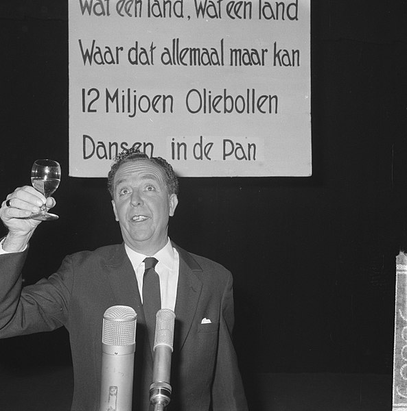 File:Wim Kan op oudejaarsavond voor radio, Wim Kan, Bestanddeelnr 915-8889.jpg