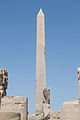 O obelisco "escondido", ainda erguido em Karnak [N 128].