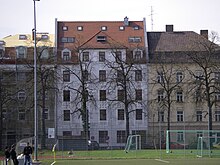 Franz Beckenbauer è cresciuto nella casa in Zugspitzstraße 6 a Monaco-Giesing (al centro). Direttamente di fronte (in primo piano nell'immagine) si trova il campo sportivo dell'SC Monaco del 1906.