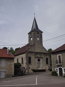 Facciata anteriore di una chiesa e del suo campanile