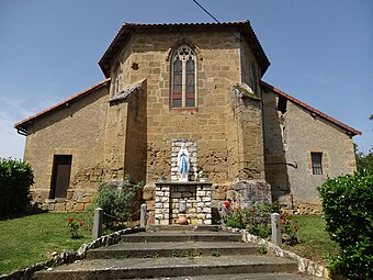 Le chevet avec une statue de la Vierge Marie.