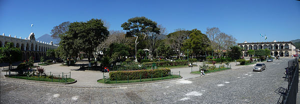 Панорамна снимка на централния площад в Антигуа