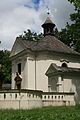 Čeština: Kaple svaté Rodiny z roku 1726 na kopci Paseka nad městysem Černá Hora, okres Blansko. Boční pohled z přístupové cesty od východu. English: Chapel of the Holy Family on top of Paseka hill in Černá Hora, Blansko District, Czech Republic.