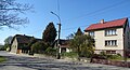 Casas en la plaza del pueblo