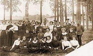 Павел Бажов, Валентина Иваницкая, Епархиальное училище. Крайние справа, третий ряд снизу. (1910)