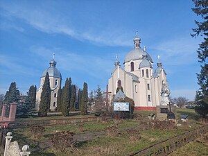 Церква Різдва Пресвятої Богородиці і пам’ятник односельчанам