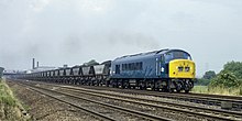 D122 (45 070) der British Rail ist im Juli 1975 mit einem Kohleganzzug südlich von Loughborough unterwegs