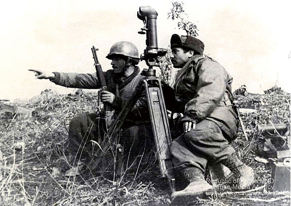 Turkish soldiers observing the front during the Korean War