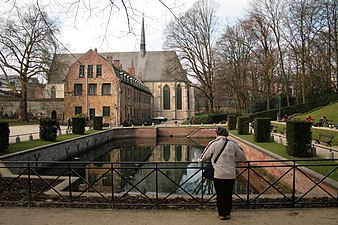 In the garden, there is a basin with one of the sources of the Maelbeek