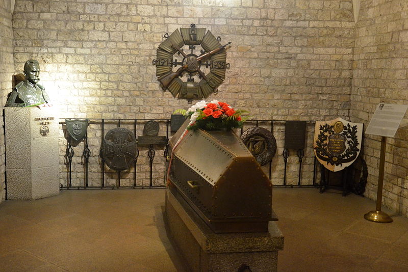 File:0939 Józef Piłsudski Sarcophagus.JPG