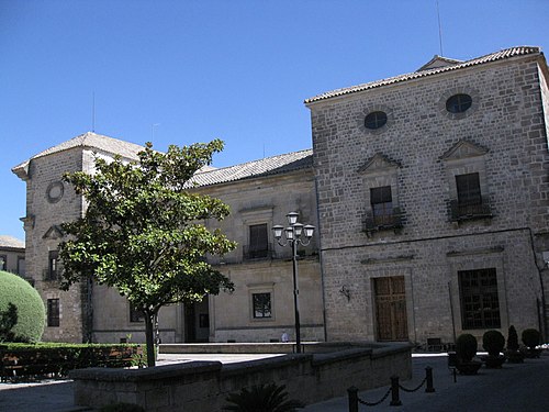 Palacio de las Cadenas desde la Plaza del Ayuntamiento.