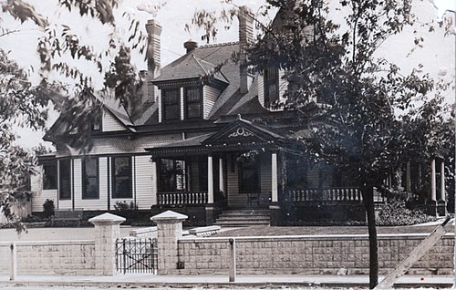 The 1900 house. Даллас 1900. The 1900 House картинки. The 1900 House ОГЭ.