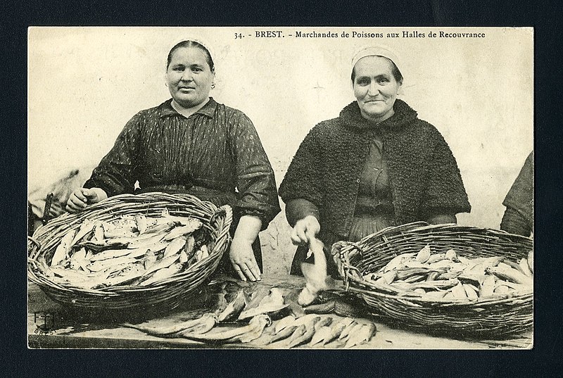 File:3Fi042-160 - BREST - MARCHANDES DE POISSONS AUX HALLES DE RECOUVRANCE.jpg