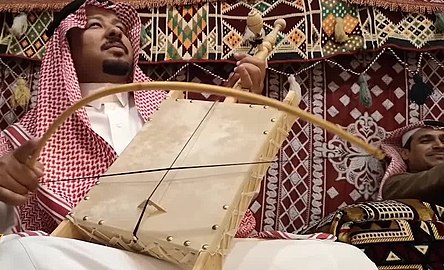 Muzyk siedzący w tradycyjnym namiocie