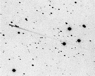 Imagen del asteroide con cola visible por el Observatorio La Silla (agosto de 1996)