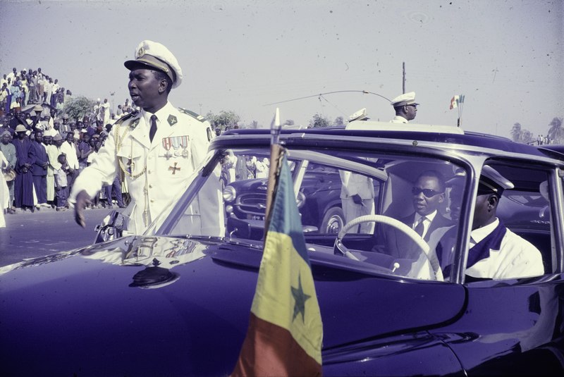 File:ASC Leiden - NSAG - van Dis 5 - 167 - Le jour de l'indépendance. Un officier en blanc avec des insignes - Dakar, Sénégal - 4 avril 1962.tif