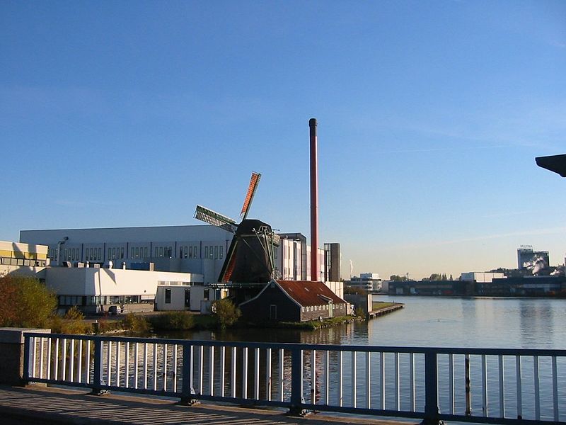 File:Achtkante stellingmolen met volle zeilen van opzij gefotografeerd - AMR Molenfoto - 20539373 - RCE.jpg