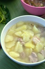 Mochue cha-lu: a stew of potatoes and pork