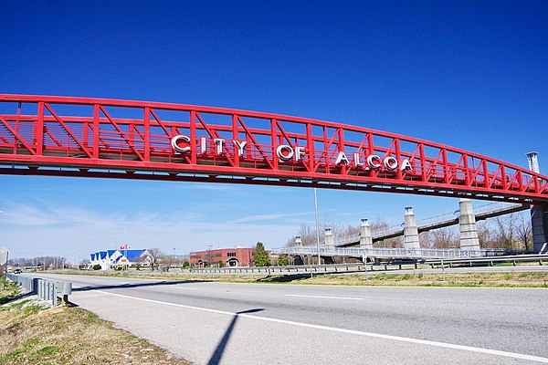 Pedestrian bridge over Alcoa Highway