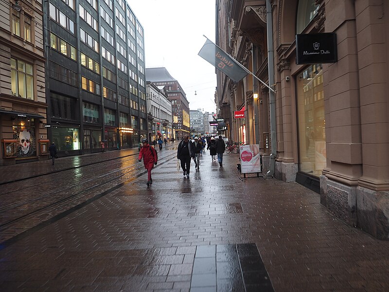 File:Aleksanterinkatu on an October afternoon.jpg