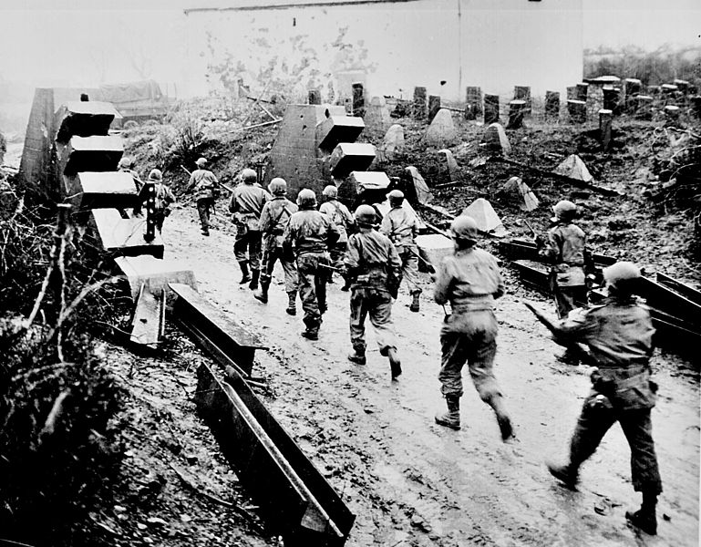 صورة:Americans cross Siegfried Line.jpg