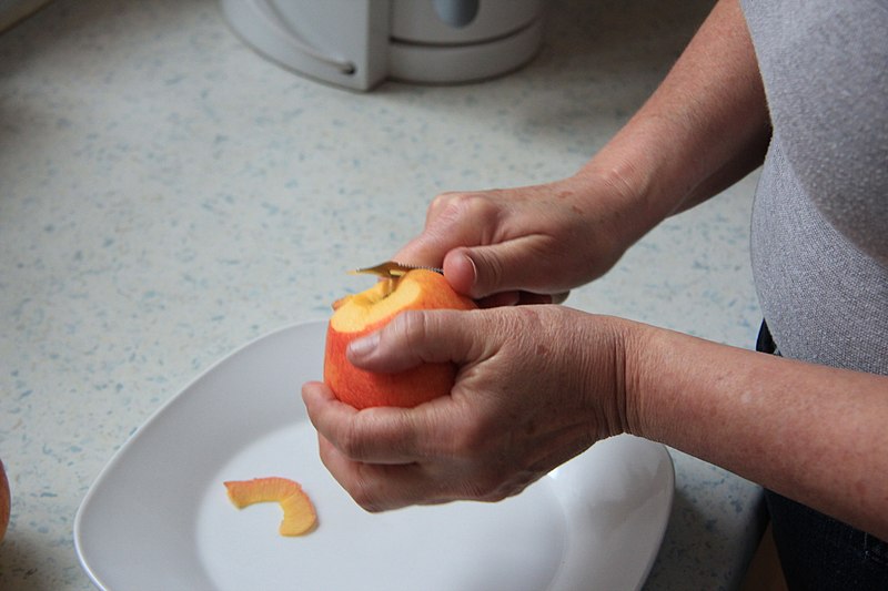 File:Apple peeling 4423.JPG