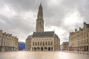 Place des Héros, avec le beffroi et l'hôtel de ville.