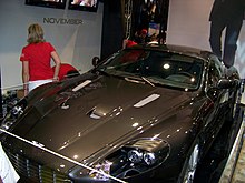 Une voiture noire dans une exposition.