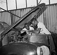 Autoreparatie in het klooster Scherpenheuvel op Curaçao, Bestanddeelnr 252-8574.jpg