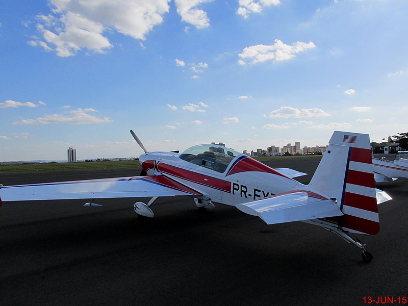 File:Avião acrobático no Aeroclube de Bauru - panoramio.jpg