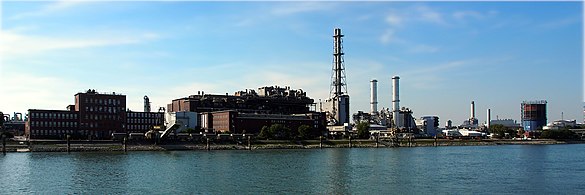 Basfin teollisuusaluetta Reinin varrella.