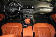 لوحة القيادة مع عكس الراديو القياسية والجلود "القرفة" مع مقعد قياسي من بي أم دبليو الخاصة "لايف ستايل"