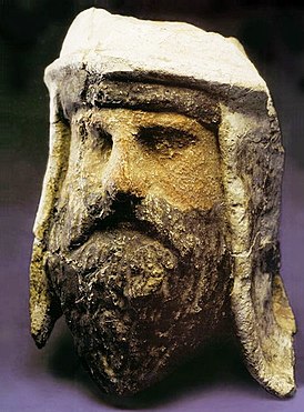 Расписная голова из глины и алебастра, Тахт-и Сангин, III-II вв. до н. э. Возможно, зороастрийский священник.[1][2]