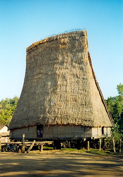 BahnarRong: BahnarRong đại diện cho niềm tự hào của người Bahnar trong văn hóa và lịch sử. Đây là nơi tôn vinh các vị thần, vật phẩm và các sự kiện quan trọng. Hãy khám phá lễ hội cùng những truyền thống tinh tế của người Bahnar thông qua hình ảnh này.