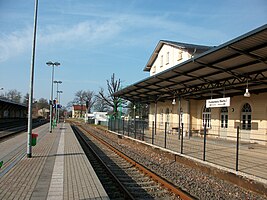 Empfangsgebäude und Bahnsteig (2016)