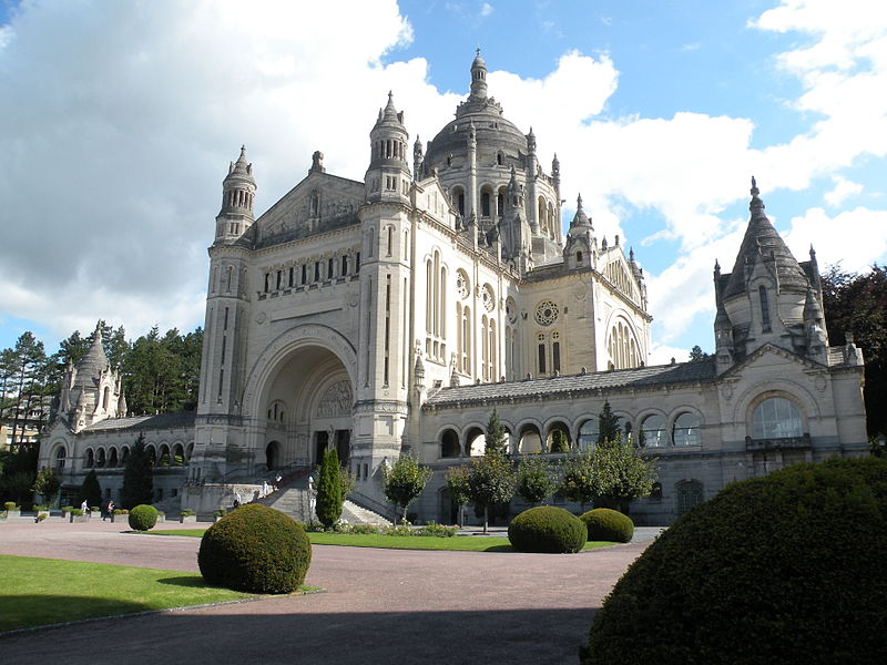 File:Basilique Sainte-Thérèse de Lisieux 11.JPG