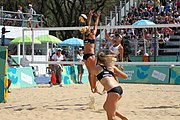 Deutsch: Beachvolleyball bei den Olympischen Jugendspielen 2018; Tag 11, 17. Oktober 2018; Jungen, Spiel um Platz 3 – USA (Devon Newberry/Lindsey Sparks)-Norwegen (Emilie Olimstad/Frida Berntsen) 1:2 (21–1/13–21/9–15) English: Beach volleyball at the 2018 Summer Youth Olympics at 17 October 2018 – Bronze Medal Match – USA (Devon Newberry/Lindsey Sparks)-Norway (Emilie Olimstad/Frida Berntsen) 1:2 (21–1/13–21/9–15)