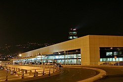 Vue de Nuit de l'aérogare.