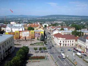 Montaña Byrd.  Vista desde la Plaza Central de Chernivtsi (Ucrania).  La flecha apunta a la montaña.