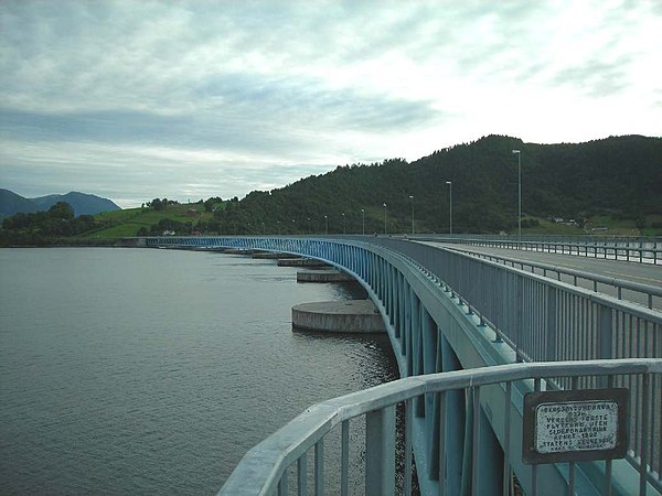 The Bergsøysund Bridge uses concrete pontoons