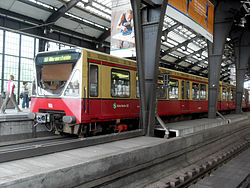 Berlin- Bahnhof Friedrichstraße- auf Bahnsteig zu Gleis 4- BVG-Baureihe 480 10.8.2009.jpg