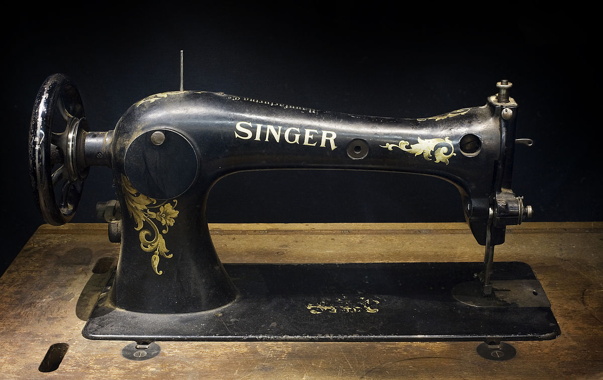 File:Berlin- Singer sewing machine - 3138.jpg - Wikimedia Commons