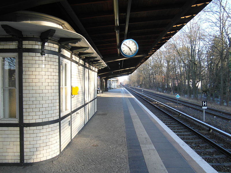 File:Berlin - S-Bahnhof Mexikoplatz (13057999974).jpg