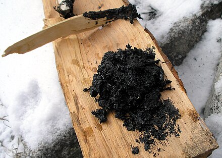 Birch bark pitch made in a single pot: The birch bark is heated under airtight conditions, the final product consists of tar and the ashes of the bark.