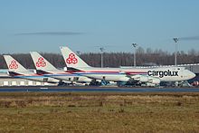 3 Boeing 747-F de Cargolux estacionados en la terminal de carga.