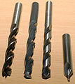 Rechtsgängige Wendelbohrer; v. l. n. r.: Zweigängige 8-mm-Bohrer für Holz, Metall und Beton sowie ein Zentrierbohrer