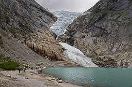El Briksdalsbreen, otra lengua del Jostedalsbreen. El glaciar todavía cubría completamente el lago en 1997.[27]​